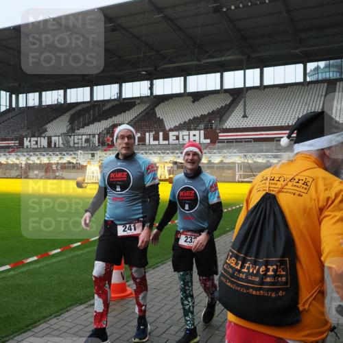 07.12.2025 - St. Pauli X-Mass-Run No. 15 Fabian Wolf http://msf.ph/oto/9414081 07.12.2025 11:21:32 Ziel 98, 105, 111, 232, 241, 1549, 1902, 1907, 2033, 2197, 2473, 2474, 2579, 3073, 3159, 3283 meine-sportfotos.de