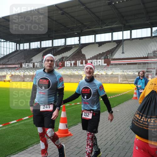 07.12.2025 - St. Pauli X-Mass-Run No. 15 Fabian Wolf http://msf.ph/oto/9414088 07.12.2025 11:21:32 Ziel 98, 105, 111, 232, 241, 1549, 1902, 1907, 2033, 2197, 2473, 2474, 2579, 3073, 3159, 3283 meine-sportfotos.de
