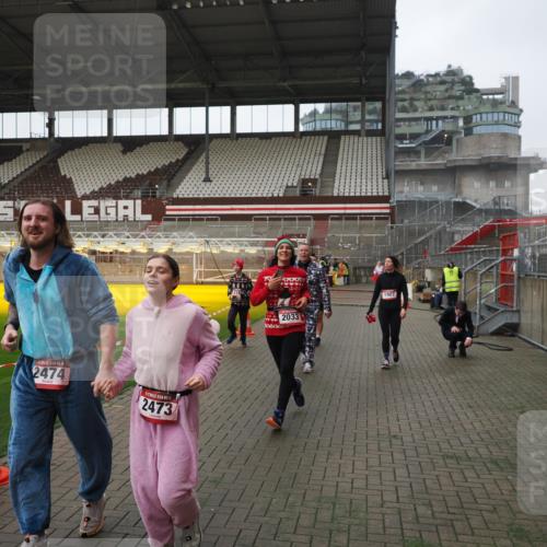 07.12.2025 - St. Pauli X-Mass-Run No. 15 Fabian Wolf http://msf.ph/oto/9414102 07.12.2025 11:21:35 Ziel 98, 105, 111, 232, 241, 1549, 1902, 1907, 2033, 2197, 2473, 2474, 2579, 3073, 3159 meine-sportfotos.de