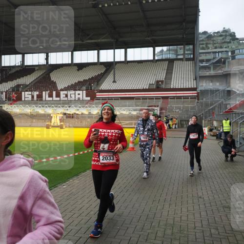 07.12.2025 - St. Pauli X-Mass-Run No. 15 Fabian Wolf http://msf.ph/oto/9414106 07.12.2025 11:21:36 Ziel 98, 105, 111, 232, 241, 1549, 1902, 1907, 1939, 2033, 2197, 2473, 2474, 3073 meine-sportfotos.de