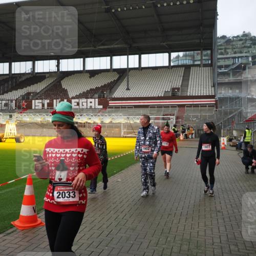 07.12.2025 - St. Pauli X-Mass-Run No. 15 Fabian Wolf http://msf.ph/oto/9414114 07.12.2025 11:21:36 Ziel 98, 105, 111, 232, 241, 1549, 1902, 1907, 1939, 2033, 2197, 2473, 2474, 3073 meine-sportfotos.de