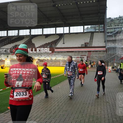 07.12.2025 - St. Pauli X-Mass-Run No. 15 Fabian Wolf http://msf.ph/oto/9414117 07.12.2025 11:21:36 Ziel 98, 105, 111, 232, 241, 1549, 1902, 1907, 1939, 2033, 2197, 2473, 2474, 3073 meine-sportfotos.de