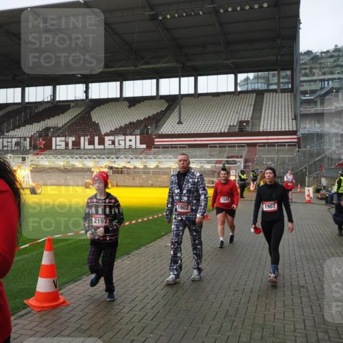 07.12.2025 - St. Pauli X-Mass-Run No. 15 Fabian Wolf http://msf.ph/oto/9414123 07.12.2025 11:21:37 Ziel 98, 105, 111, 232, 241, 1549, 1902, 1907, 1939, 2033, 2197, 2473, 2474, 3073 meine-sportfotos.de