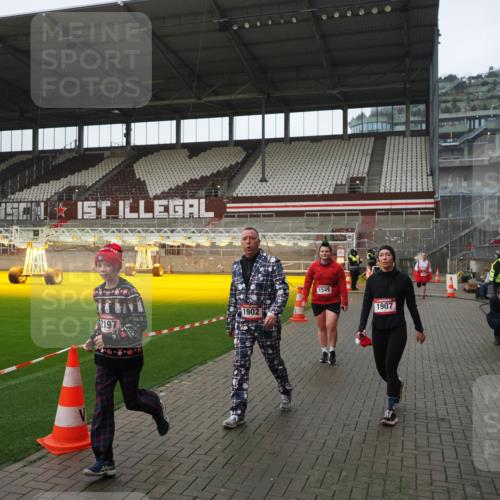 07.12.2025 - St. Pauli X-Mass-Run No. 15 Fabian Wolf http://msf.ph/oto/9414126 07.12.2025 11:21:37 Ziel 98, 105, 111, 232, 241, 1549, 1902, 1907, 1939, 2033, 2197, 2473, 2474, 3073 meine-sportfotos.de