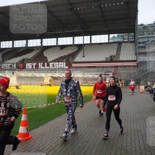 07.12.2025 - St. Pauli X-Mass-Run No. 15 Fabian Wolf http://msf.ph/oto/9414129 07.12.2025 11:21:37 Ziel 98, 105, 111, 232, 241, 1549, 1902, 1907, 1939, 2033, 2197, 2473, 2474, 3073 meine-sportfotos.de