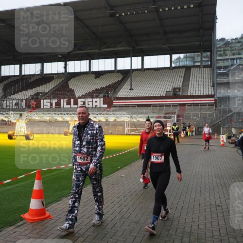 07.12.2025 - St. Pauli X-Mass-Run No. 15 Fabian Wolf http://msf.ph/oto/9414135 07.12.2025 11:21:38 Ziel 98, 105, 111, 232, 241, 1549, 1902, 1907, 1939, 2033, 2197, 2473, 2474, 3073 meine-sportfotos.de