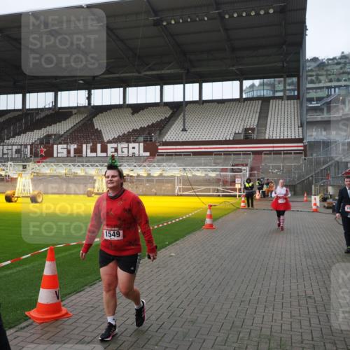 07.12.2025 - St. Pauli X-Mass-Run No. 15 Fabian Wolf http://msf.ph/oto/9414156 07.12.2025 11:21:40 Ziel 98, 105, 111, 232, 241, 1549, 1902, 1907, 1939, 2033, 2197, 2473, 2474, 3073 meine-sportfotos.de