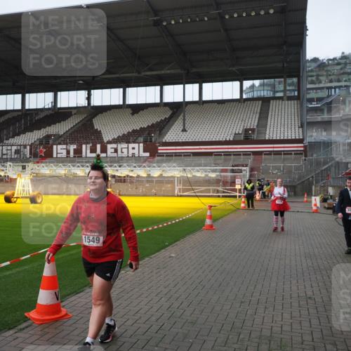 07.12.2025 - St. Pauli X-Mass-Run No. 15 Fabian Wolf http://msf.ph/oto/9414159 07.12.2025 11:21:40 Ziel 98, 105, 111, 232, 241, 1549, 1902, 1907, 1939, 2033, 2197, 2473, 2474, 3073 meine-sportfotos.de