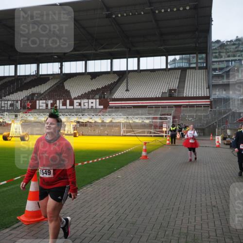 07.12.2025 - St. Pauli X-Mass-Run No. 15 Fabian Wolf http://msf.ph/oto/9414162 07.12.2025 11:21:40 Ziel 98, 105, 111, 232, 241, 1549, 1902, 1907, 1939, 2033, 2197, 2473, 2474, 3073 meine-sportfotos.de