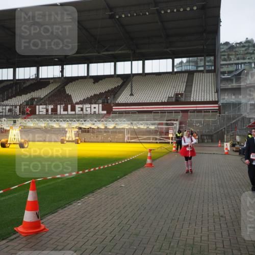 07.12.2025 - St. Pauli X-Mass-Run No. 15 Fabian Wolf http://msf.ph/oto/9414171 07.12.2025 11:21:41 Ziel 98, 105, 111, 241, 1549, 1902, 1907, 1939, 2033, 2197, 2473, 2474 meine-sportfotos.de