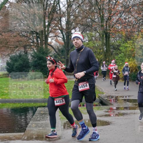 07.12.2025 - St. Pauli X-Mass-Run No. 15 Michael Burmester http://msf.ph/oto/9414192 07.12.2025 10:04:36 Laufen 4453, 5, 4454 meine-sportfotos.de