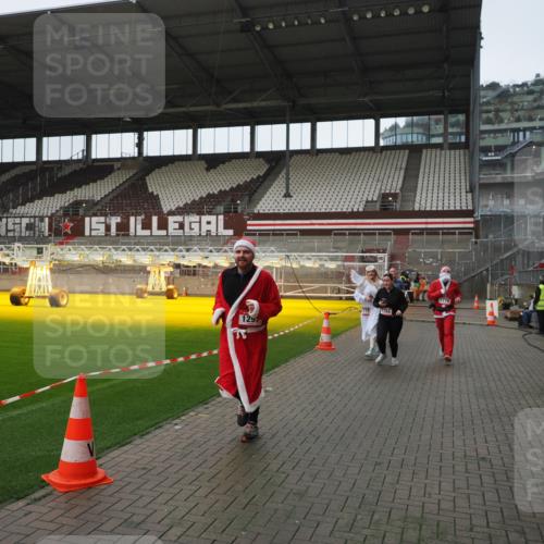 07.12.2025 - St. Pauli X-Mass-Run No. 15 Fabian Wolf http://msf.ph/oto/9414223 07.12.2025 11:21:54 Ziel 1284, 1297, 1775, 1779, 1904, 1939 meine-sportfotos.de