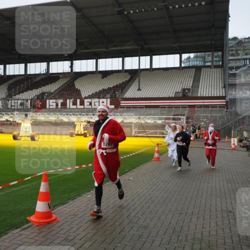 07.12.2025 - St. Pauli X-Mass-Run No. 15 Fabian Wolf http://msf.ph/oto/9414226 07.12.2025 11:21:54 Ziel 1284, 1297, 1775, 1779, 1904, 1939 meine-sportfotos.de