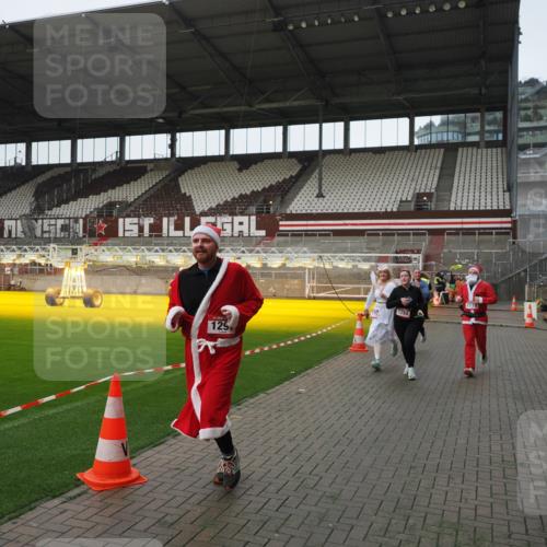 07.12.2025 - St. Pauli X-Mass-Run No. 15 Fabian Wolf http://msf.ph/oto/9414229 07.12.2025 11:21:54 Ziel 1284, 1297, 1775, 1779, 1904, 1939 meine-sportfotos.de