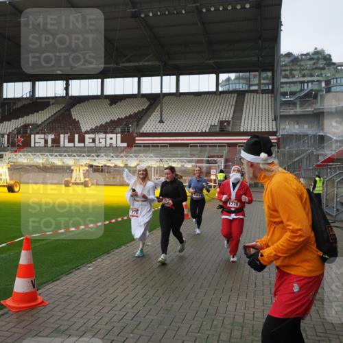 07.12.2025 - St. Pauli X-Mass-Run No. 15 Fabian Wolf http://msf.ph/oto/9414238 07.12.2025 11:21:56 Ziel 1284, 1297, 1775, 1779, 1904, 1939 meine-sportfotos.de