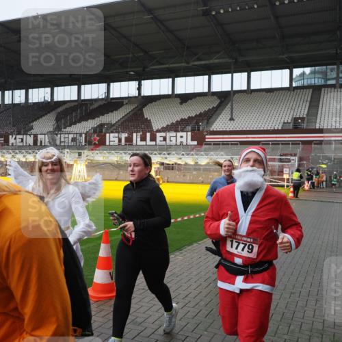 07.12.2025 - St. Pauli X-Mass-Run No. 15 Fabian Wolf http://msf.ph/oto/9414250 07.12.2025 11:21:57 Ziel 1284, 1297, 1775, 1779, 1904 meine-sportfotos.de