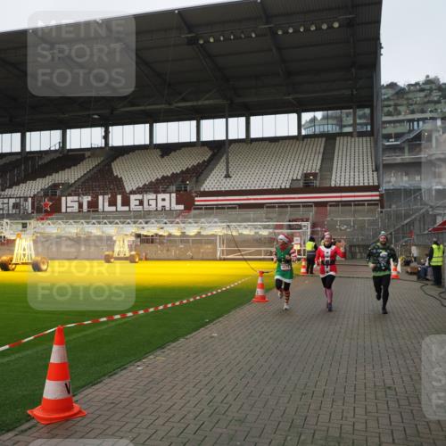 07.12.2025 - St. Pauli X-Mass-Run No. 15 Fabian Wolf http://msf.ph/oto/9414262 07.12.2025 11:22:04 Ziel 1284, 1297, 1775, 1779, 1904, 3474, 3475, 3820, 3821 meine-sportfotos.de