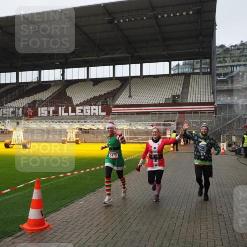 07.12.2025 - St. Pauli X-Mass-Run No. 15 Fabian Wolf http://msf.ph/oto/9414287 07.12.2025 11:22:06 Ziel 1284, 1297, 1775, 1779, 1904, 3474, 3475, 3820, 3821 meine-sportfotos.de