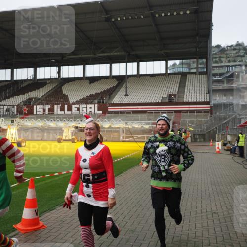 07.12.2025 - St. Pauli X-Mass-Run No. 15 Fabian Wolf http://msf.ph/oto/9414302 07.12.2025 11:22:07 Ziel 1284, 1297, 1775, 1779, 1904, 3474, 3475, 3820, 3821 meine-sportfotos.de