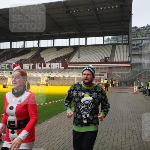 07.12.2025 - St. Pauli X-Mass-Run No. 15 Fabian Wolf http://msf.ph/oto/9414308 07.12.2025 11:22:07 Ziel 1284, 1297, 1775, 1779, 1904, 3474, 3475, 3820, 3821 meine-sportfotos.de