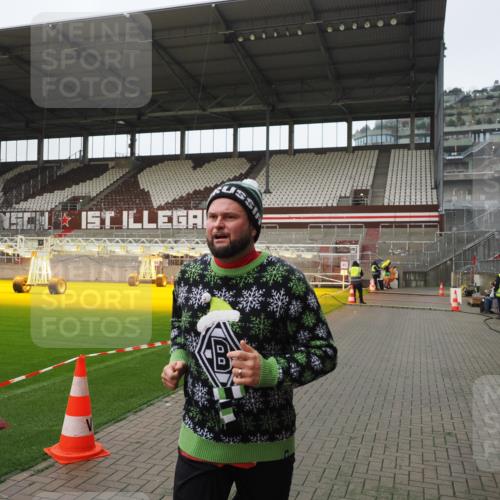 07.12.2025 - St. Pauli X-Mass-Run No. 15 Fabian Wolf http://msf.ph/oto/9414311 07.12.2025 11:22:07 Ziel 1284, 1297, 1775, 1779, 1904, 3474, 3475, 3820, 3821 meine-sportfotos.de