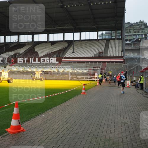 07.12.2025 - St. Pauli X-Mass-Run No. 15 Fabian Wolf http://msf.ph/oto/9414323 07.12.2025 11:22:23 Ziel 2550, 2557, 2812, 2985, 3127 meine-sportfotos.de