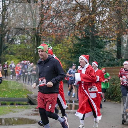 07.12.2025 - St. Pauli X-Mass-Run No. 15 Michael Burmester http://msf.ph/oto/9414333 07.12.2025 10:04:49 Laufen 135, 4133, 3706 meine-sportfotos.de