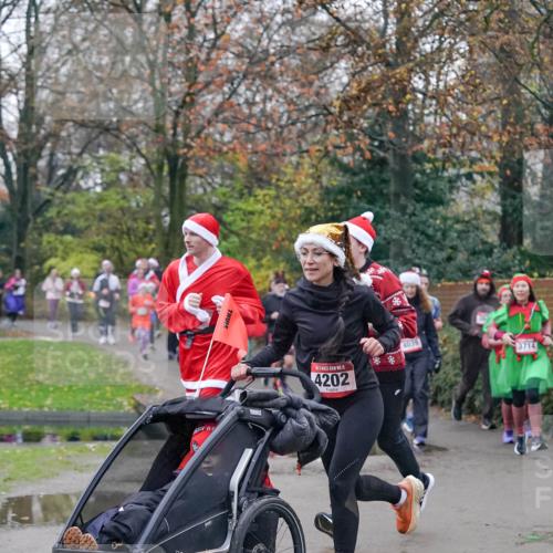 07.12.2025 - St. Pauli X-Mass-Run No. 15 Michael Burmester http://msf.ph/oto/9414360 07.12.2025 10:04:50 Laufen 15, 4202, 4039, 3714 meine-sportfotos.de