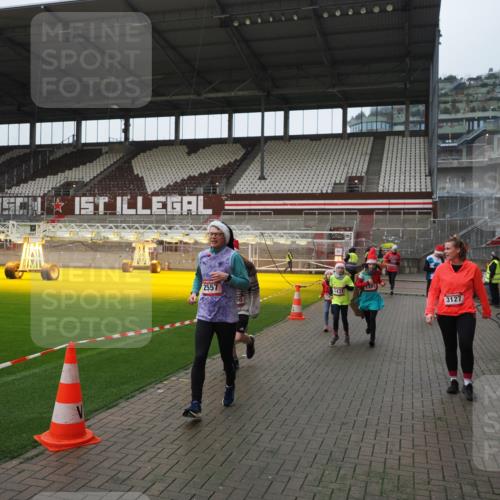 07.12.2025 - St. Pauli X-Mass-Run No. 15 Fabian Wolf http://msf.ph/oto/9414367 07.12.2025 11:22:31 Ziel 520, 1349, 1391, 1431, 2550, 2557, 2812, 2985, 3127 meine-sportfotos.de