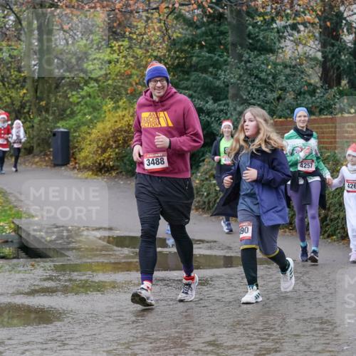 07.12.2025 - St. Pauli X-Mass-Run No. 15 Michael Burmester http://msf.ph/oto/9414374 07.12.2025 11:47:08 Laufen 3488, 40, 4257, 190, 4261 meine-sportfotos.de