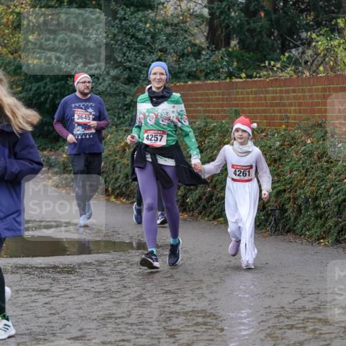 07.12.2025 - St. Pauli X-Mass-Run No. 15 Michael Burmester http://msf.ph/oto/9414377 07.12.2025 11:47:09 Laufen 90, 3645, 4257, 4261 meine-sportfotos.de