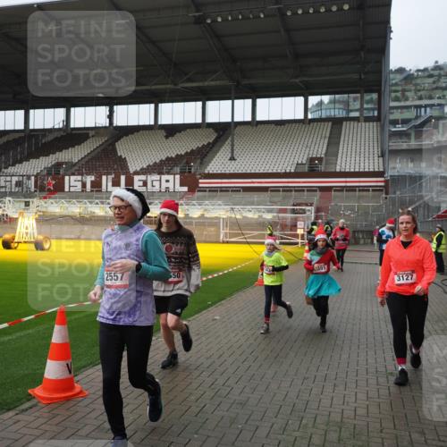 07.12.2025 - St. Pauli X-Mass-Run No. 15 Fabian Wolf http://msf.ph/oto/9414379 07.12.2025 11:22:32 Ziel 520, 1349, 1391, 1431, 2550, 2557, 2812, 2985, 3127 meine-sportfotos.de