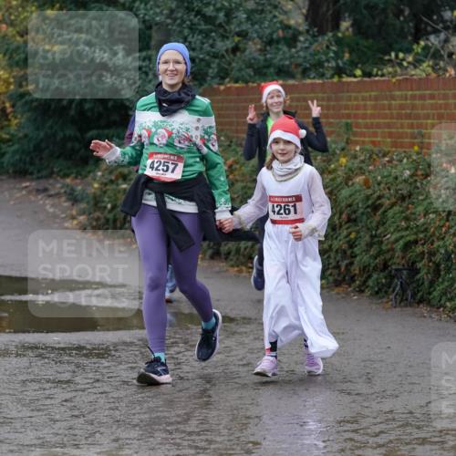 07.12.2025 - St. Pauli X-Mass-Run No. 15 Michael Burmester http://msf.ph/oto/9414383 07.12.2025 11:47:10 Laufen 15, 4257, 15, 4261 meine-sportfotos.de