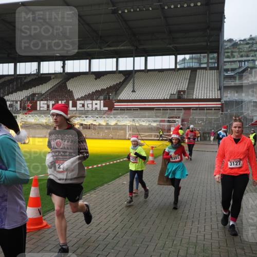 07.12.2025 - St. Pauli X-Mass-Run No. 15 Fabian Wolf http://msf.ph/oto/9414388 07.12.2025 11:22:32 Ziel 520, 1349, 1391, 1431, 2550, 2557, 2812, 2985, 3127 meine-sportfotos.de