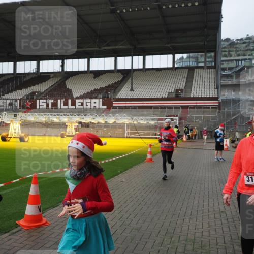 07.12.2025 - St. Pauli X-Mass-Run No. 15 Fabian Wolf http://msf.ph/oto/9414412 07.12.2025 11:22:34 Ziel 520, 1018, 1349, 1391, 1431, 2550, 2557, 2812, 2985, 3127 meine-sportfotos.de