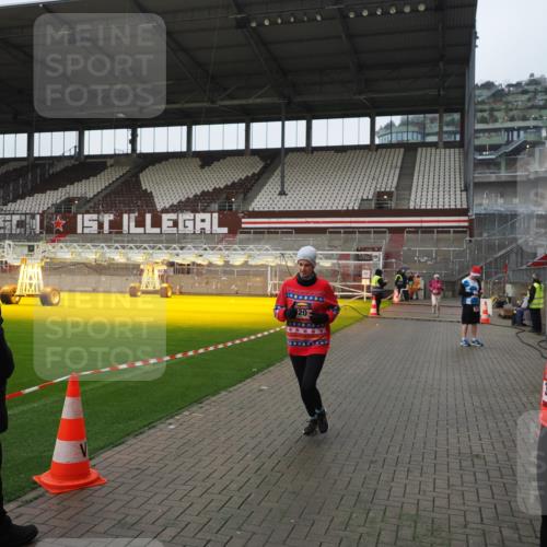 07.12.2025 - St. Pauli X-Mass-Run No. 15 Fabian Wolf http://msf.ph/oto/9414424 07.12.2025 11:22:35 Ziel 520, 1018, 1349, 1391, 1431, 2550, 2557, 2985, 3127 meine-sportfotos.de