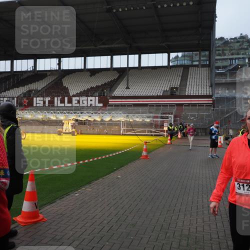 07.12.2025 - St. Pauli X-Mass-Run No. 15 Fabian Wolf http://msf.ph/oto/9414431 07.12.2025 11:22:36 Ziel 520, 1018, 1349, 1391, 1431, 2550, 2557, 2985, 3127 meine-sportfotos.de