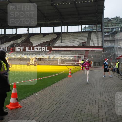 07.12.2025 - St. Pauli X-Mass-Run No. 15 Fabian Wolf http://msf.ph/oto/9414443 07.12.2025 11:22:37 Ziel 520, 1018, 1349, 1391, 1431, 2550, 2557, 2985, 3127 meine-sportfotos.de