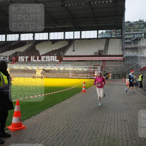 07.12.2025 - St. Pauli X-Mass-Run No. 15 Fabian Wolf http://msf.ph/oto/9414449 07.12.2025 11:22:38 Ziel 520, 1018, 1349, 1391, 1431, 2550, 2557, 2985, 3127 meine-sportfotos.de