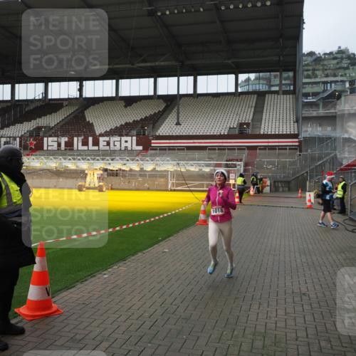 07.12.2025 - St. Pauli X-Mass-Run No. 15 Fabian Wolf http://msf.ph/oto/9414455 07.12.2025 11:22:38 Ziel 520, 1018, 1349, 1391, 1431, 2550, 2557, 2985, 3127 meine-sportfotos.de