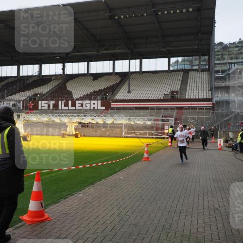 07.12.2025 - St. Pauli X-Mass-Run No. 15 Fabian Wolf http://msf.ph/oto/9414467 07.12.2025 11:23:02 Ziel 2023, 4249, 4824 meine-sportfotos.de
