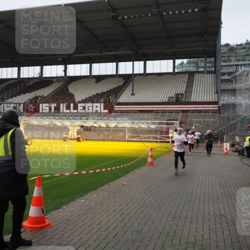 07.12.2025 - St. Pauli X-Mass-Run No. 15 Fabian Wolf http://msf.ph/oto/9414473 07.12.2025 11:23:03 Ziel 69, 2023, 2373, 4249, 4824 meine-sportfotos.de