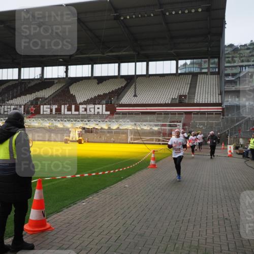 07.12.2025 - St. Pauli X-Mass-Run No. 15 Fabian Wolf http://msf.ph/oto/9414476 07.12.2025 11:23:03 Ziel 69, 2023, 2373, 4249, 4824 meine-sportfotos.de
