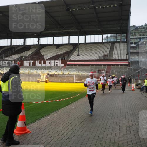 07.12.2025 - St. Pauli X-Mass-Run No. 15 Fabian Wolf http://msf.ph/oto/9414485 07.12.2025 11:23:03 Ziel 69, 2023, 2373, 4249, 4824 meine-sportfotos.de