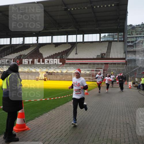 07.12.2025 - St. Pauli X-Mass-Run No. 15 Fabian Wolf http://msf.ph/oto/9414491 07.12.2025 11:23:04 Ziel 21, 69, 2023, 2373, 4249, 4824 meine-sportfotos.de