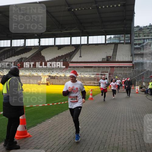 07.12.2025 - St. Pauli X-Mass-Run No. 15 Fabian Wolf http://msf.ph/oto/9414494 07.12.2025 11:23:04 Ziel 21, 69, 2023, 2373, 4249, 4824 meine-sportfotos.de