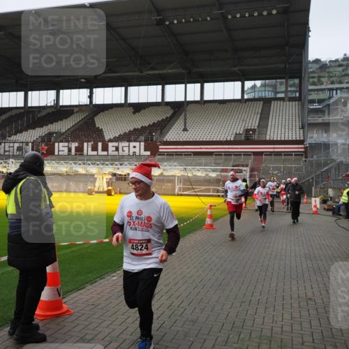 07.12.2025 - St. Pauli X-Mass-Run No. 15 Fabian Wolf http://msf.ph/oto/9414497 07.12.2025 11:23:04 Ziel 21, 69, 2023, 2373, 4249, 4824 meine-sportfotos.de