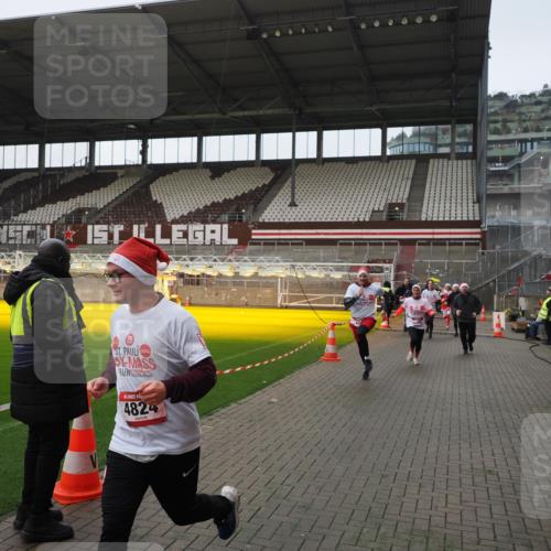 07.12.2025 - St. Pauli X-Mass-Run No. 15 Fabian Wolf http://msf.ph/oto/9414500 07.12.2025 11:23:04 Ziel 21, 69, 2023, 2373, 4249, 4824 meine-sportfotos.de