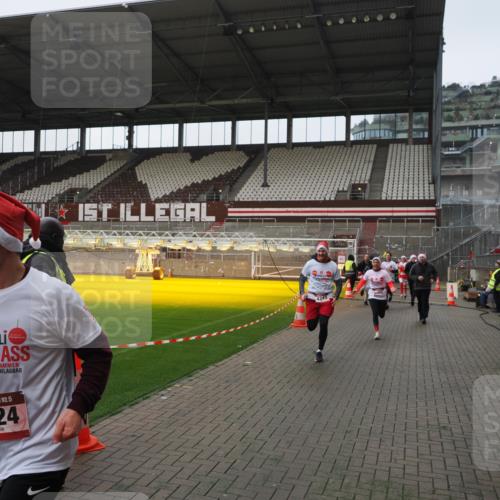 07.12.2025 - St. Pauli X-Mass-Run No. 15 Fabian Wolf http://msf.ph/oto/9414503 07.12.2025 11:23:05 Ziel 21, 69, 2023, 2373, 4249, 4824 meine-sportfotos.de