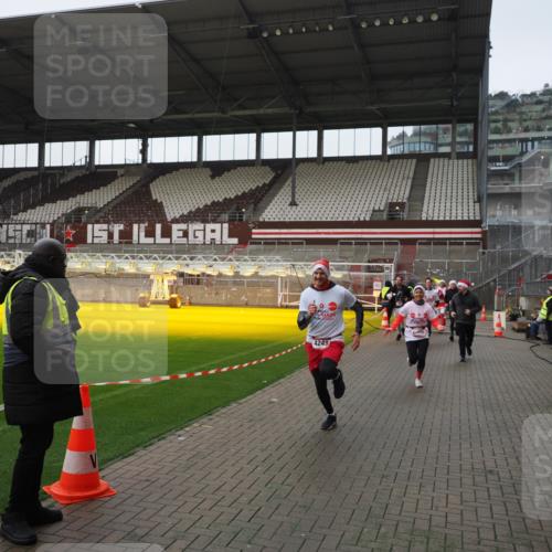 07.12.2025 - St. Pauli X-Mass-Run No. 15 Fabian Wolf http://msf.ph/oto/9414509 07.12.2025 11:23:05 Ziel 21, 69, 2023, 2373, 4249, 4824 meine-sportfotos.de